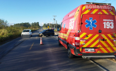 Colisão envolvendo dois carros é registrada em Morro da Fumaça