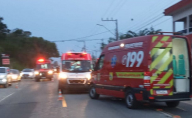 Motociclista é encaminhado ao hospital após colisão contra carro em Jaguaruna