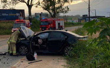 Motorista fica ferida em acidente envolvendo três carros em Jaguaruna