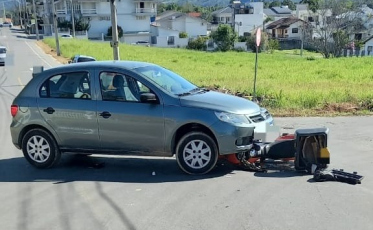 Motociclista é levado ao hospital após colisão entre moto e carro em Cocal do Sul