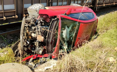 Içara: motorista colide contra trem em movimento e fica ferida