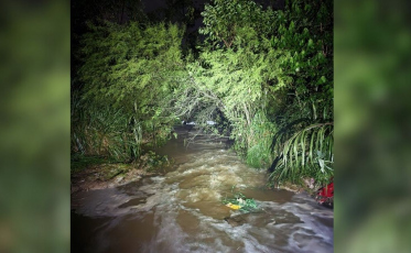[Vídeo] Correnteza arrasta veículo e policiais entram no rio para salvar vítimas