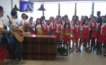 Coral Vozes de Esperança visita a Rádio Som Maior e o 4oito (VÍDEO)