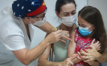Santa Catarina inicia vacinação de crianças e adolescentes de 6 a 17 anos com a Coronavac