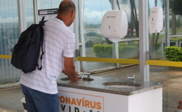 Anvisa publica lista com produtos que podem substituir o álcool 70%