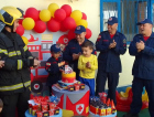 Em Criciúma, criança de quatro anos recebe visita surpresa durante festa com o tema de Bombeiro Militar