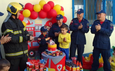 Em Criciúma, criança de quatro anos recebe visita surpresa durante festa com o tema de Bombeiro Militar