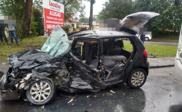 Colisão entre carro e ônibus deixa motorista presa às ferragens em Criciúma