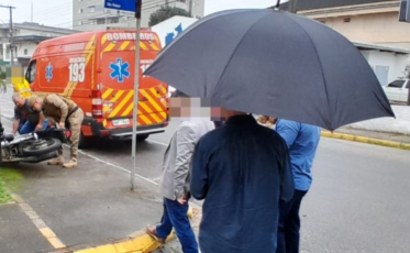 Motociclista fica ferido após colidir na lateral de carro em Morro da Fumaça