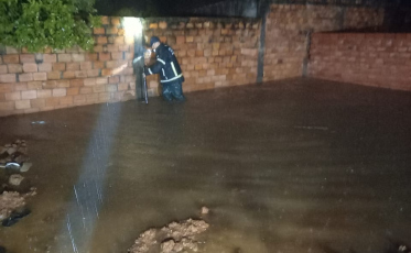 Devido às chuvas, bombeiros auxiliam Defesa Civil na abertura de buraco em muro de residência