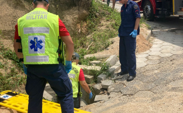 Urussanga: Idoso de 62 anos cai em bueiro e é levado ao hospital