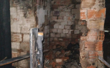 Duas pessoas são hospitalizadas após incêndio em residência