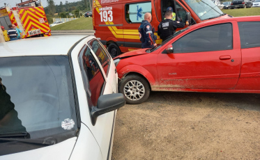 Rodovia Genésio Mazon: motorista fica ferido em acidente envolvendo dois carros