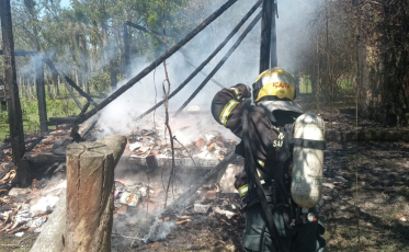 Incêndio destrói casa de madeira em Criciúma