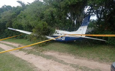 Piloto fica ferido após acidente com monomotor em Imbituba (FOTOS)