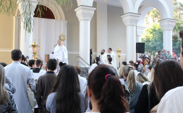 Com confecção de tapetes e missa, Corpus Christi reúne milhares de fiéis em Criciúma