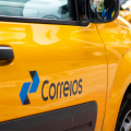 Descontos de até 90%: veja como negociar dívidas da Serasa nas agências dos Correios