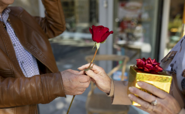 Criciumenses pretendem gastar, em média, R$ 215 com presente de Dia dos Namorados