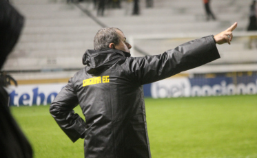 Cláudio Tencati comemora vaga na semifinal e elogia a torcida carvoeira