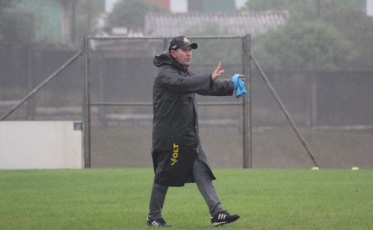 Tencati fecha treinos e esconde o time para 
