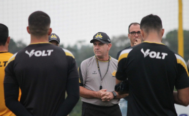 Contra o Ceará, Tencati tem um quebra-cabeça para montar o time