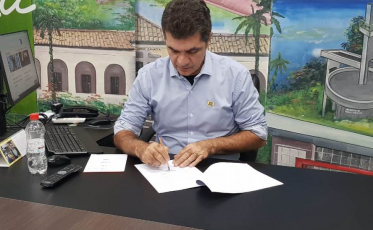 Contrato de transporte de pacientes por aplicativo é assinado