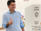 Clésio Salvaro vota no Colégio São Bento