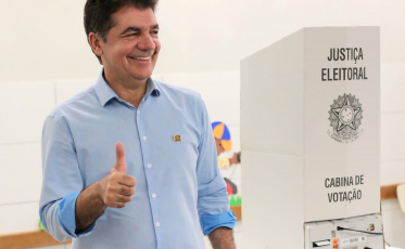 Clésio Salvaro vota no Colégio São Bento