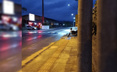 Colisão de moto contra poste deixa jovem de 18 anos ferido em Cocal do Sul