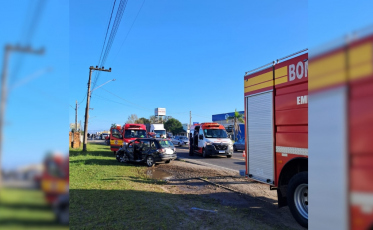 Motorista perde o controle em curva e bate contra caminhão estacionado em Araranguá