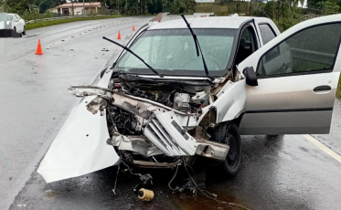 Três pessoas ficam feridas em colisão frontal em Cocal do Sul