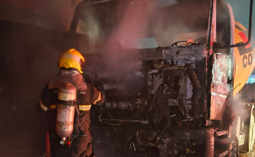 Caminhão pega fogo em galpão de empresa em Orleans