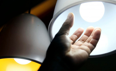 Aneel mantém bandeira amarela e prevê custo extra na conta de luz em setembro