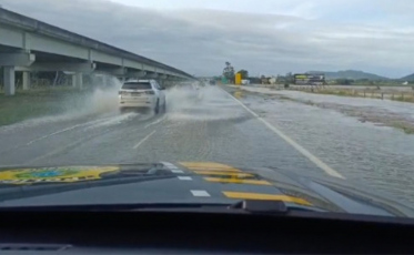 Chuva alaga BR-101 e obriga PRF a interditar pista em Araranguá