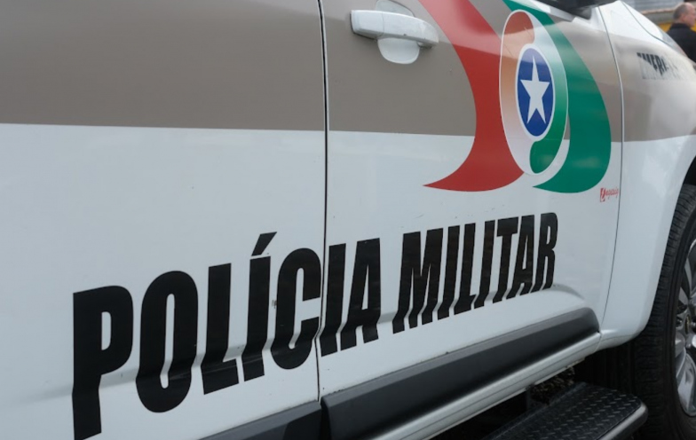 Homem é encontrado morto com sinais de violência no pátio de casa em Forquilhinha