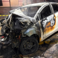 Motorista morre carbonizado após carro bater em terminal e pegar fogo em Criciúma