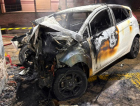Motorista morre carbonizado após carro bater em terminal e pegar fogo em Criciúma