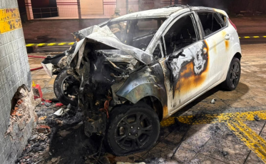 Motorista morre carbonizado após carro bater em terminal e pegar fogo em Criciúma