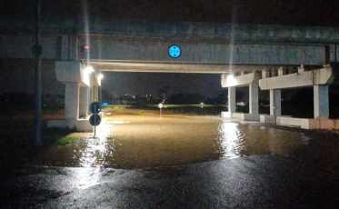 Água bloqueia acesso Norte de Araranguá e interrompe trânsito na BR-101