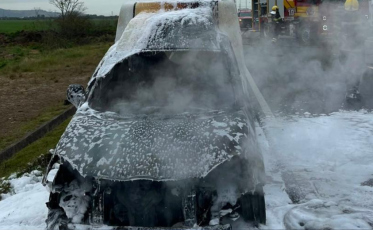 Fiat Fiorino pega fogo após falha durante trajeto em rodovia de Tubarão