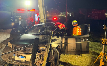 Mulher morre e duas ficam feridas em acidente entre carro e moto em Laguna