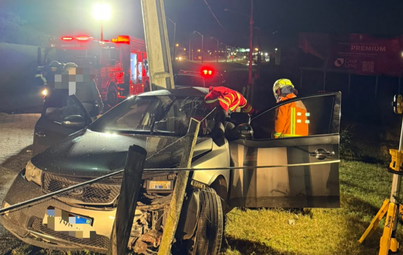 Mulher morre e duas ficam feridas em acidente entre carro e moto em Laguna