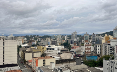 Frente fria deixa manhã de eleição com tempo chuvoso antes de melhora em Criciúma e região