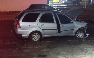 Incêndio em veículo é controlado por populares antes da chegada dos bombeiros