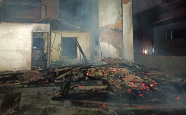 Casa de veraneio de 120 m² é destruída por incêndio no Balneário Esplanada, em Jaguaruna