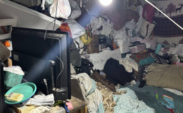 Casa com lixo acumulado até o teto passa por intervenção em Criciúma