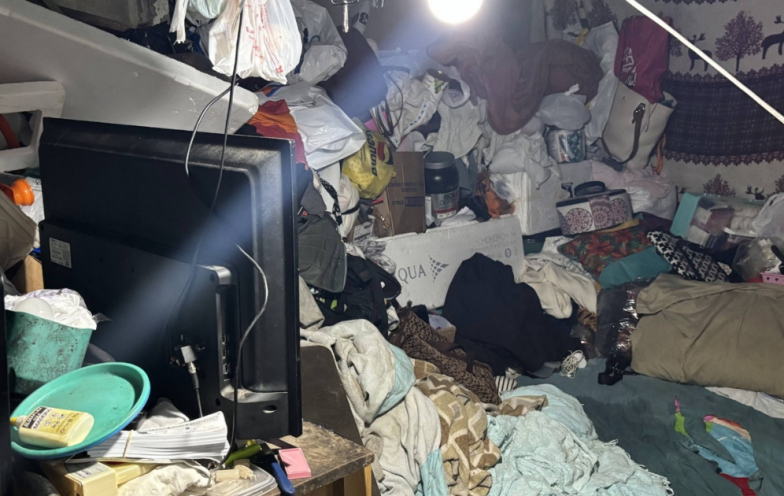 Casa com lixo acumulado até o teto passa por intervenção em Criciúma