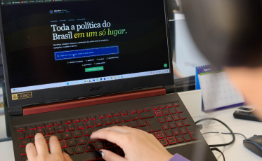 Estudantes lançam site com dados de políticos e alcançam 20 mil acessos na primeira semana