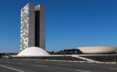 Congresso analisa fim da escala 6x1 e taxa das blusinhas nesta semana