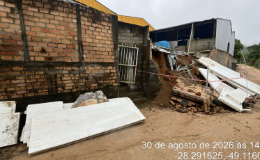 Queda de muros, destelhamento e chuva de granizo; chuvas causam estragos em 12 cidades de SC